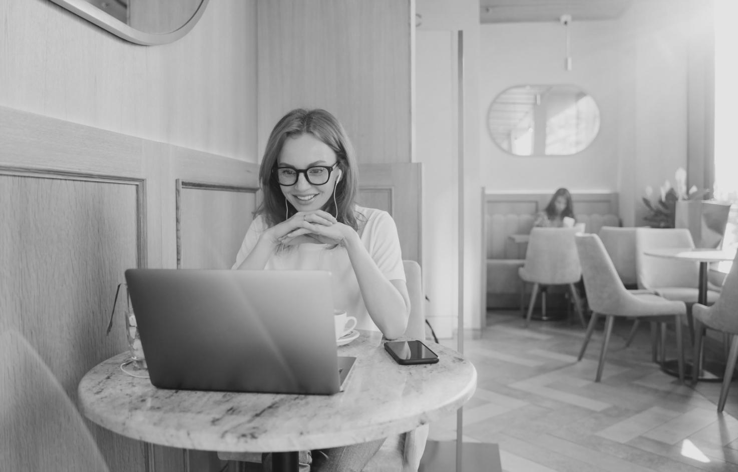 Professionnels analysant des données financières lors d'une session stratégique