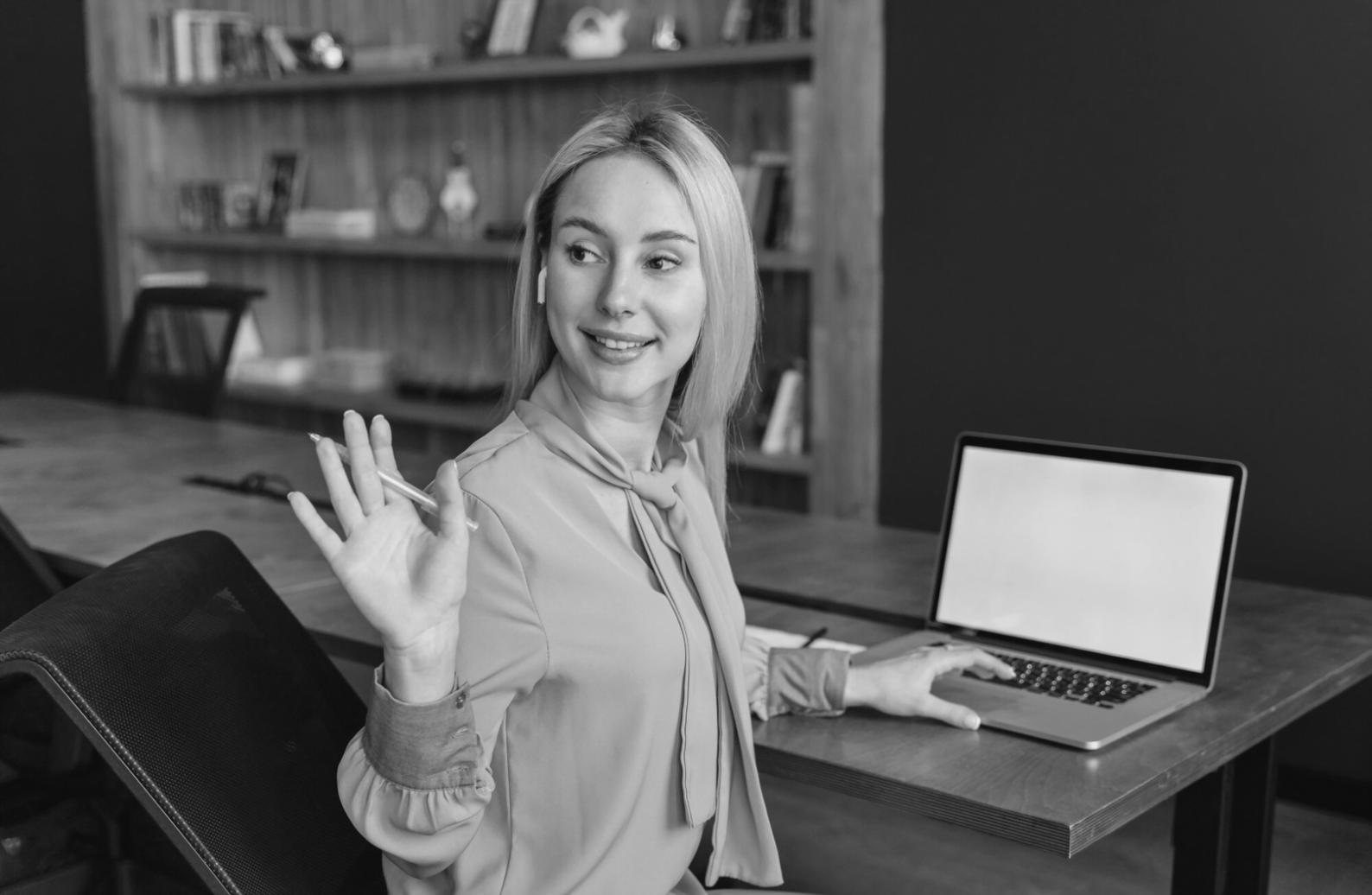Vue d'ensemble d'une salle de formation avec documents financiers