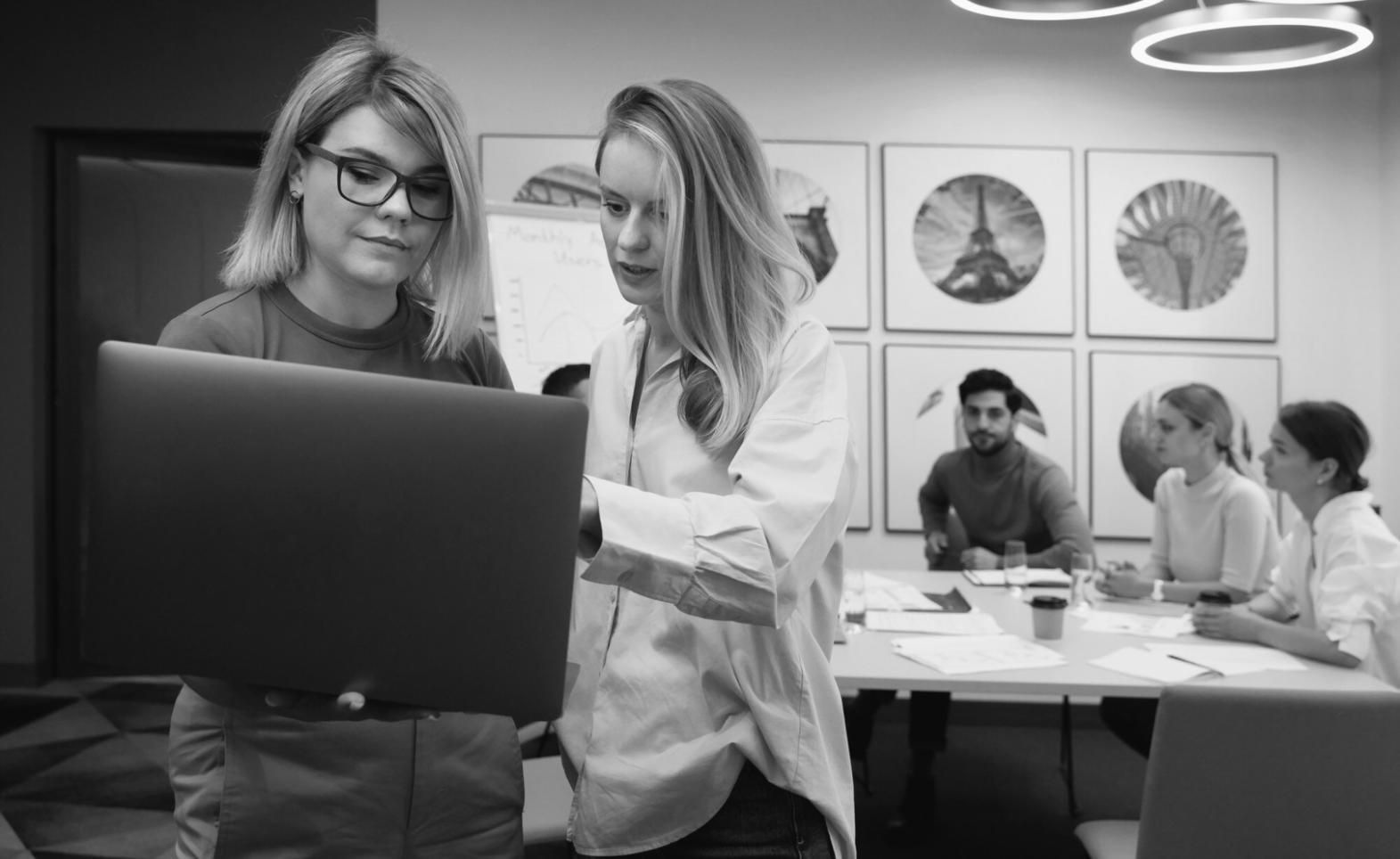 Participants travaillant sur des tableaux de bord financiers