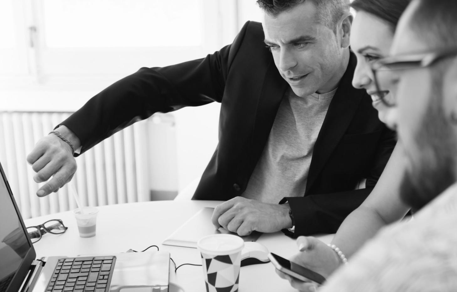 Graphiques et analyses financières détaillées sur écran professionnel